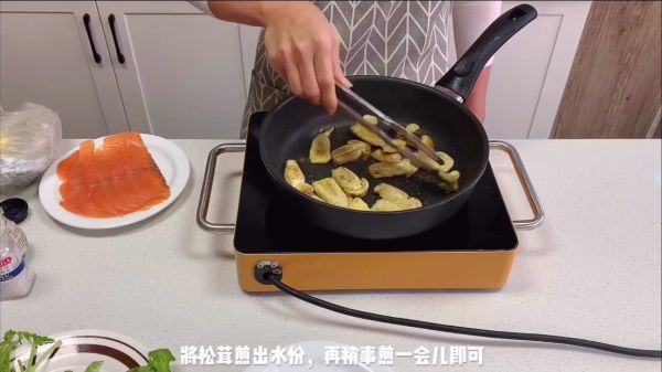 烟熏三文鱼松茸卷