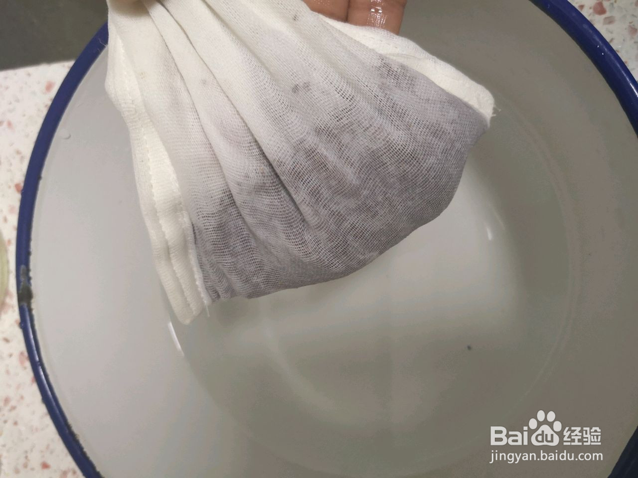 手搓红糖糍粑冰粉的做法