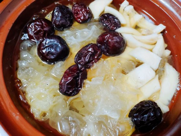 椰汁银耳红枣羹