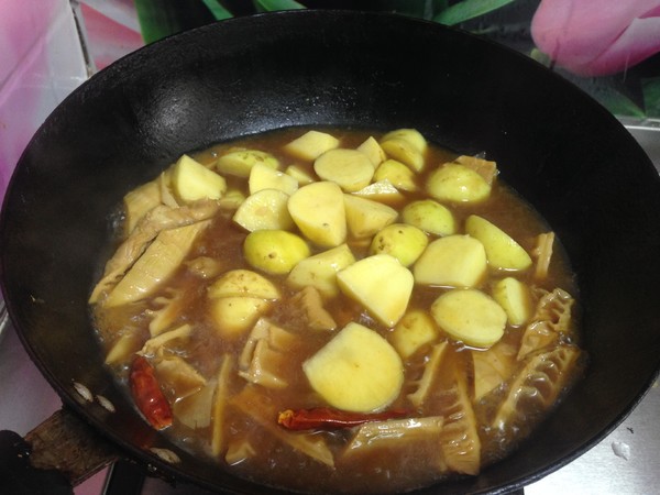 家常土豆炖肉的做法