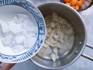 枇杷雪梨百合银耳汤