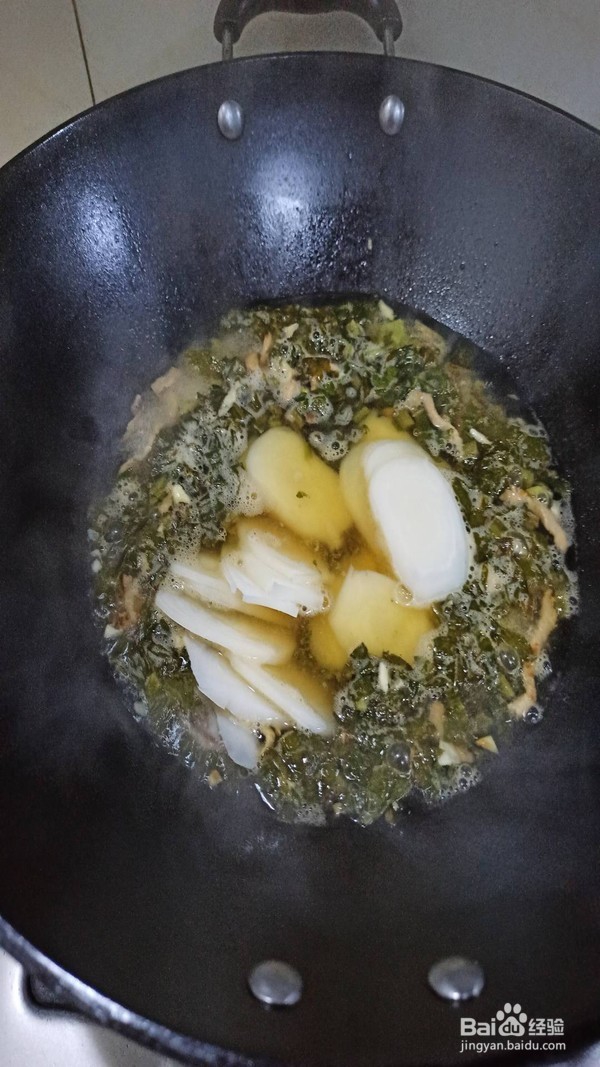 如何做一道鲜香味美的雪菜肉丝炒年糕呢