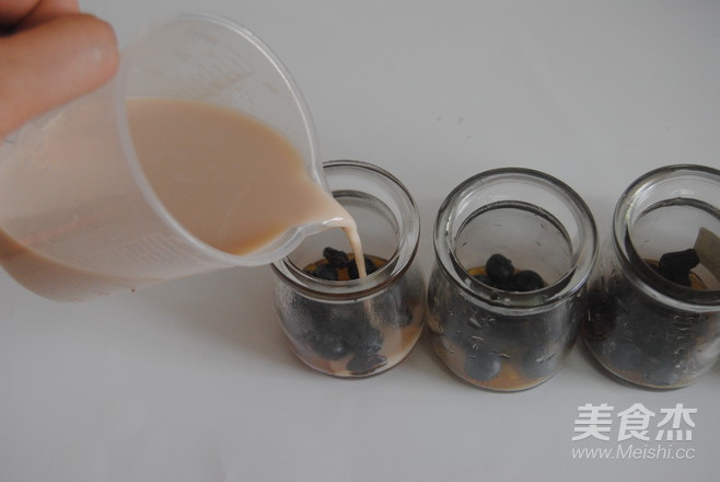 草莓加州葡萄干布丁