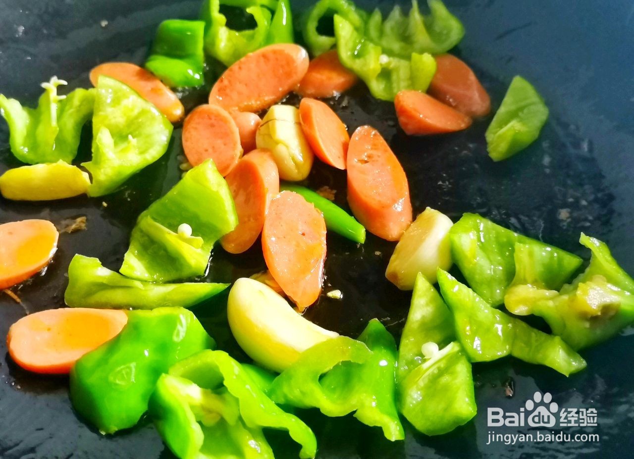 青椒火腿土豆粉的做法