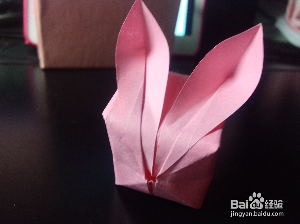 <b>怎样用纸折兔子</b>