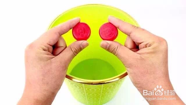把饮料瓶盖粘在垃圾桶上，解决了不少家庭的难题