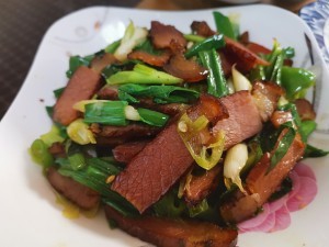 蒜苗炒腊肉好吃的做法