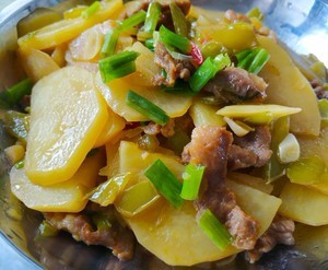 怎么做简单的土豆片炒肉