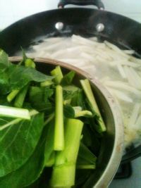 教大家菜心肉末汤年糕的做法