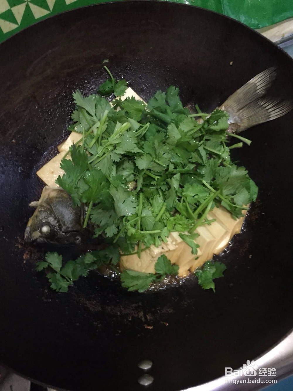 香菜鲫鱼豆腐的做法，很好吃哦