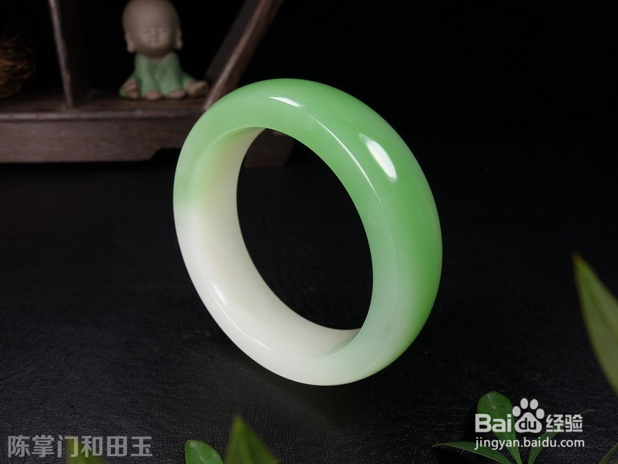 和田玉手镯佩戴在哪只手更好一些?