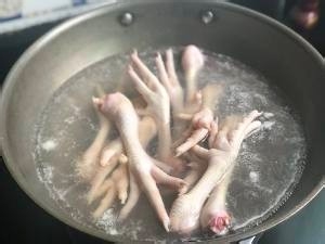 自己在家做药膳炖鸡脚的做法