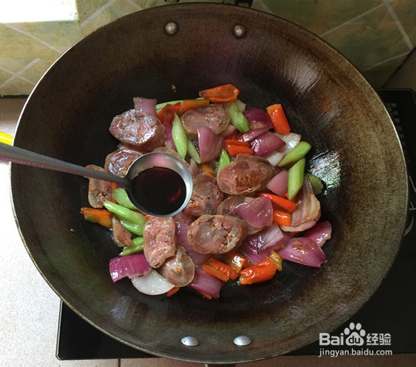 洋葱炒腊肠的制作方法