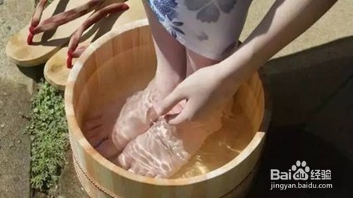 鞋子掉色染脚上洗不掉怎么办