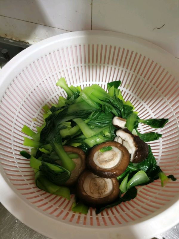 香菇油菜豆腐粉条包子