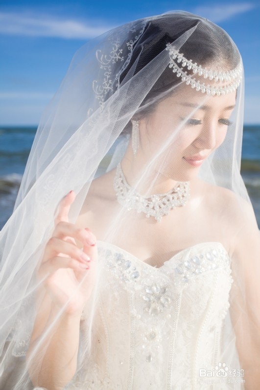 如何选择性价高婚纱礼服