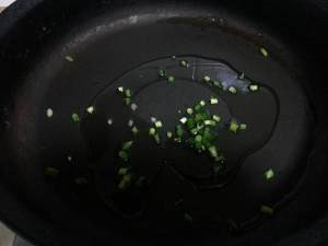 食补养生葱香蚕豆的做法