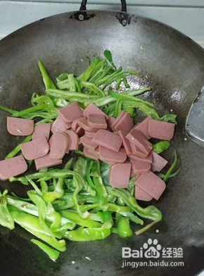 青椒炒火腿的简单做法