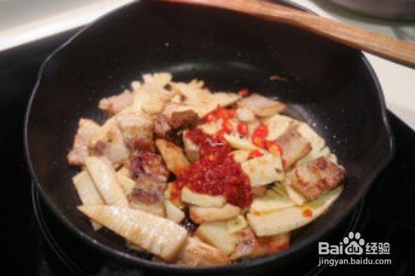 如何做美味的五花肉炒春笋