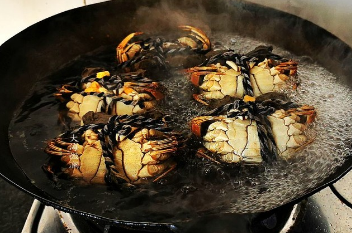 制作清蒸大闸蟹