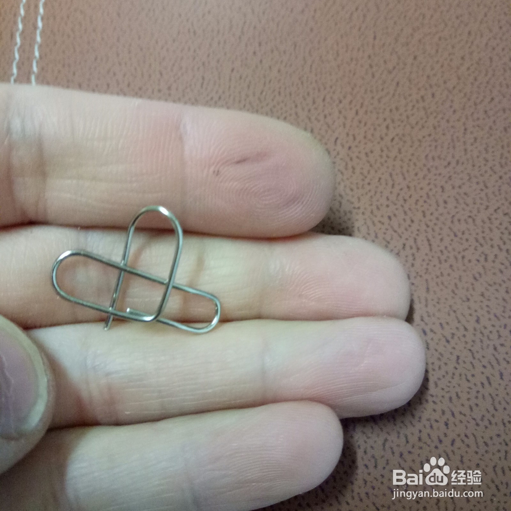 如何用回形针制作一个爱心书签