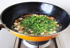 春季里可滋补的排毒瘦身美食---鲜虾荠菜汤