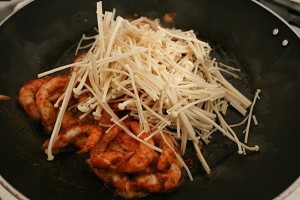 辣酱金针菇炒虾