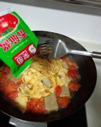 番茄煮鱼糕的做法