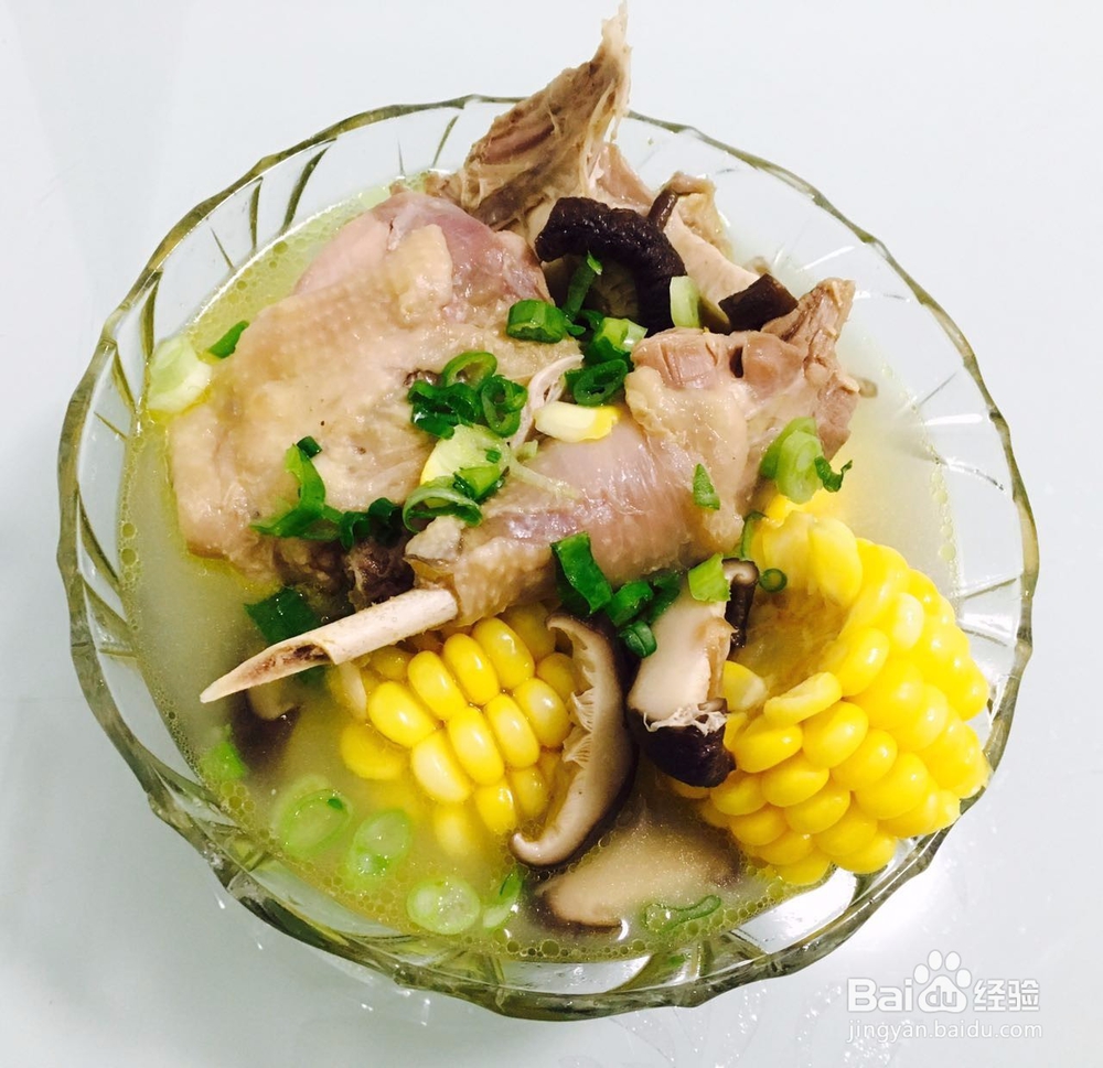 <b>香菇玉米土鸡汤的做法——新手学煲汤</b>