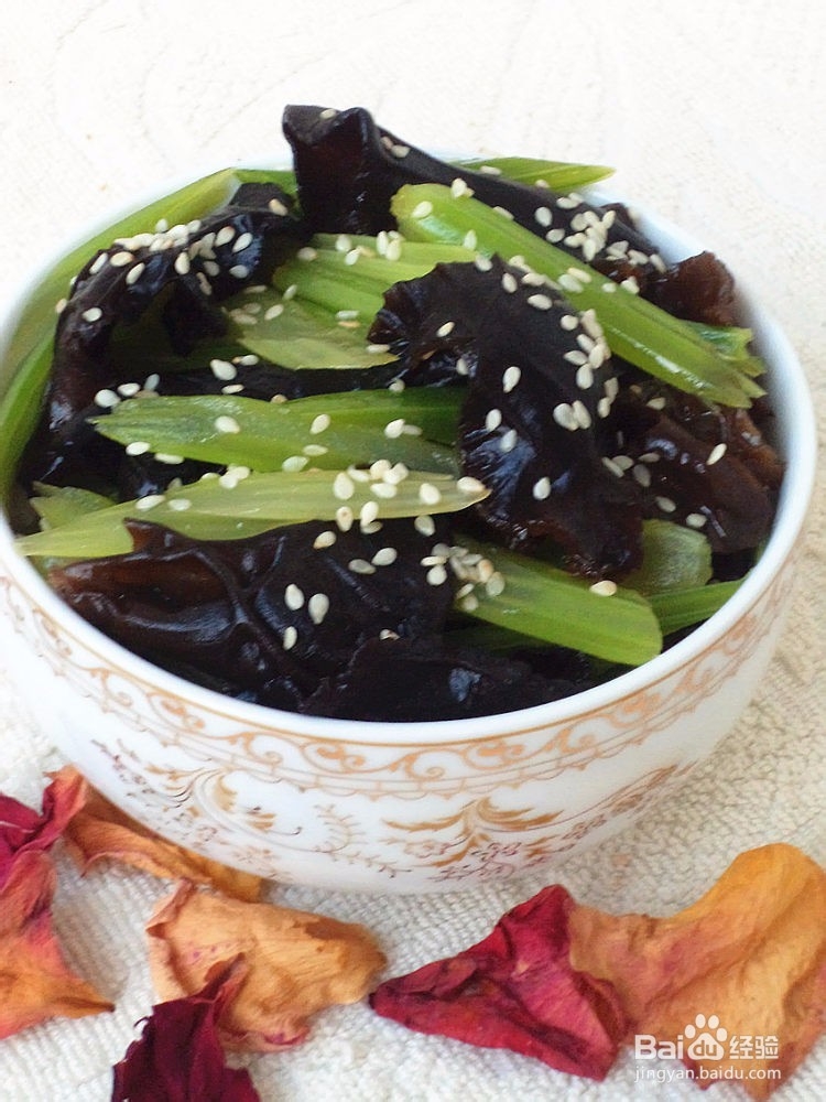 如何做出好吃的黑木耳拌芹菜