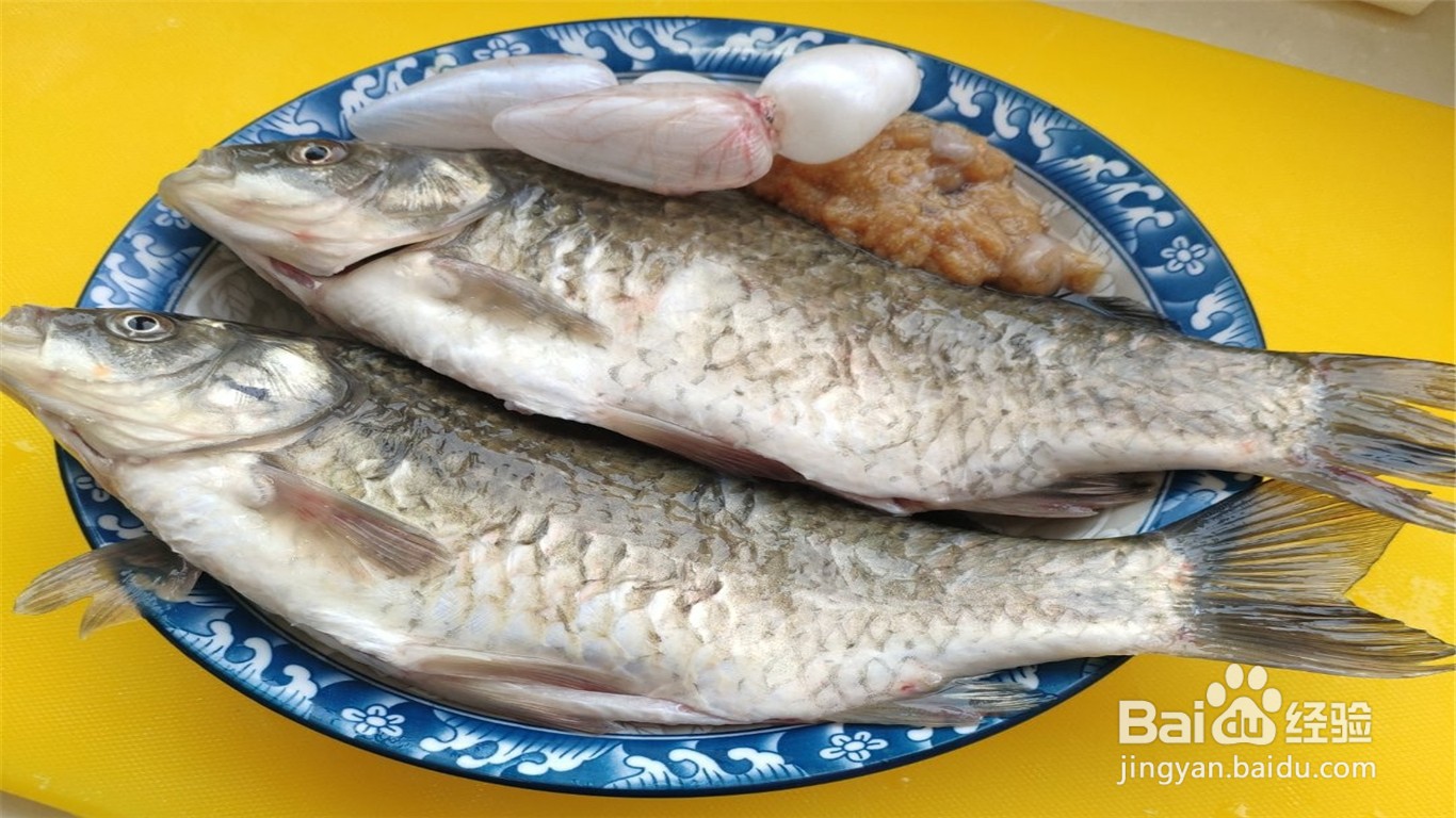 如何制作焖烧鲫鱼？