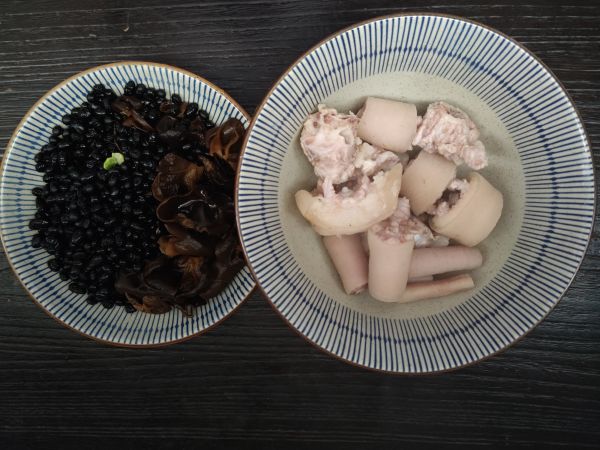 黑豆木耳猪尾汤
