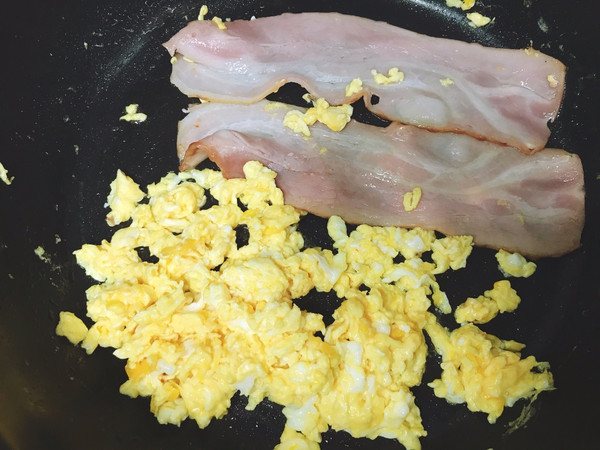 【培根可颂三明治】