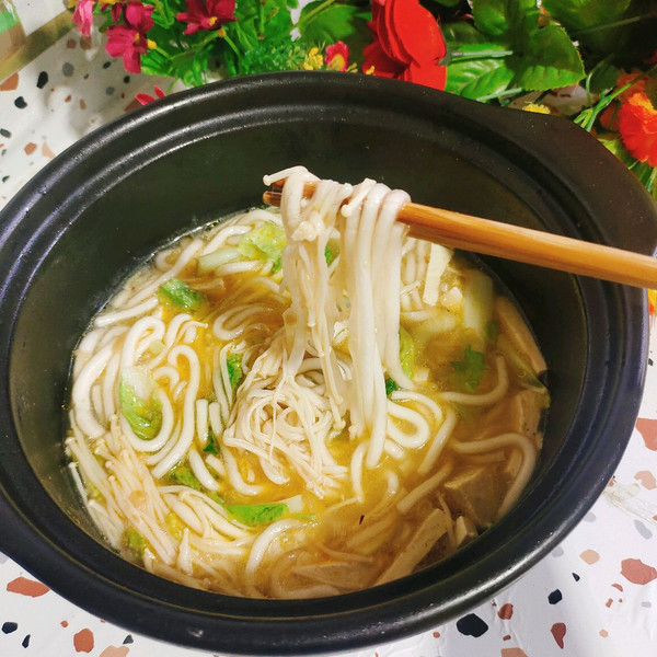 砂锅酸汤土豆粉