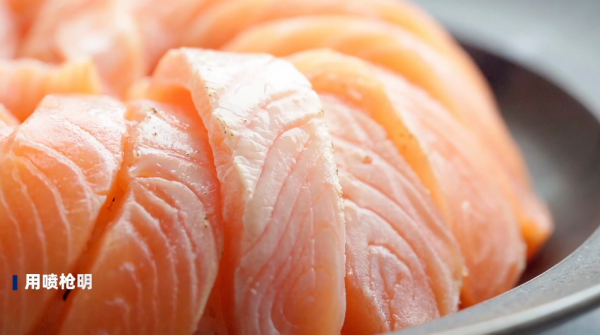 熔岩炙烤三文鱼窝蛋饭在家怎么做