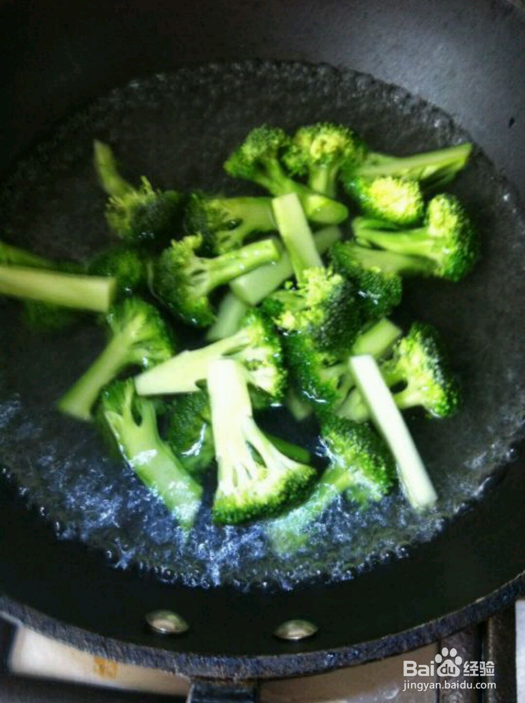 西兰花炒午餐肉的做法