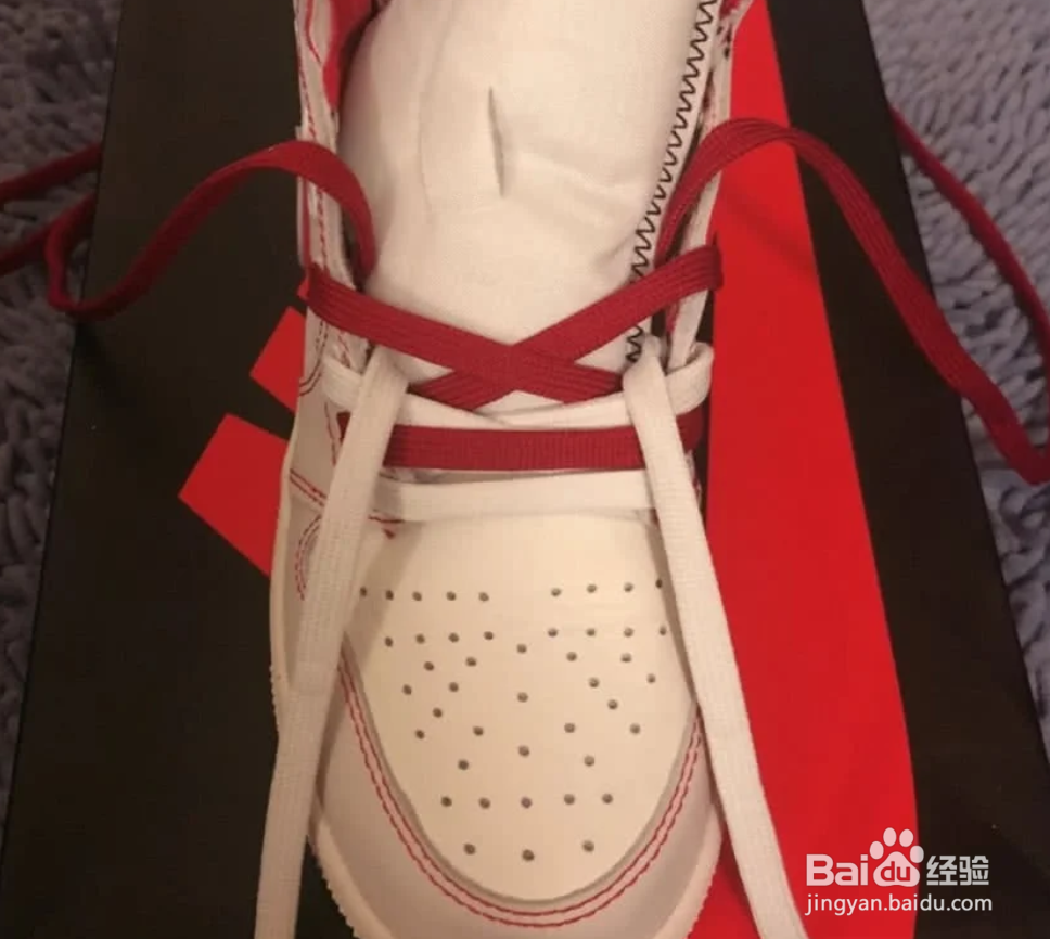 两根鞋带怎样绑一只鞋