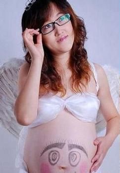 戴隐形眼镜请莫滴眼药水