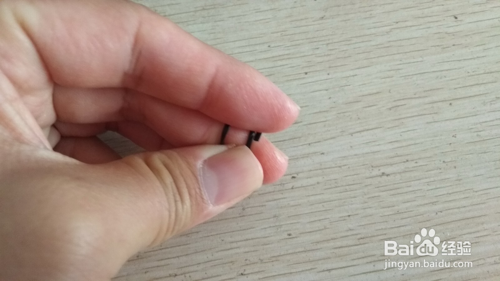 如何用一个数据线绑绳做两支中性笔的简易支架