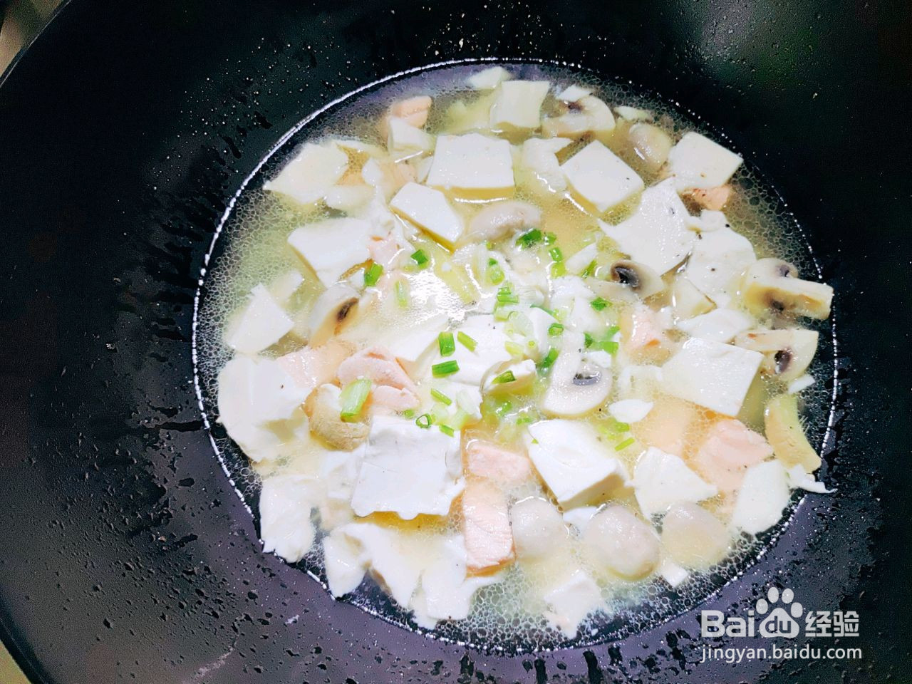 三文鱼蘑菇豆腐汤的做法