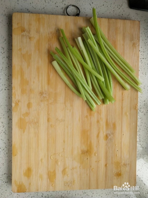 芹菜炒肉的做法