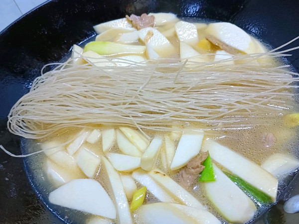 五花肉芋头炖粉条