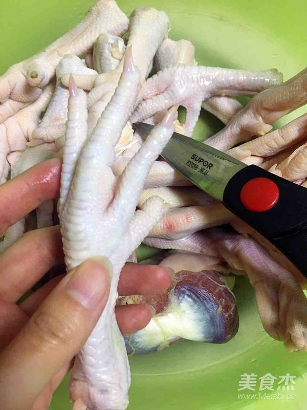 鸡爪和鸭爪洗净后,剪掉指甲