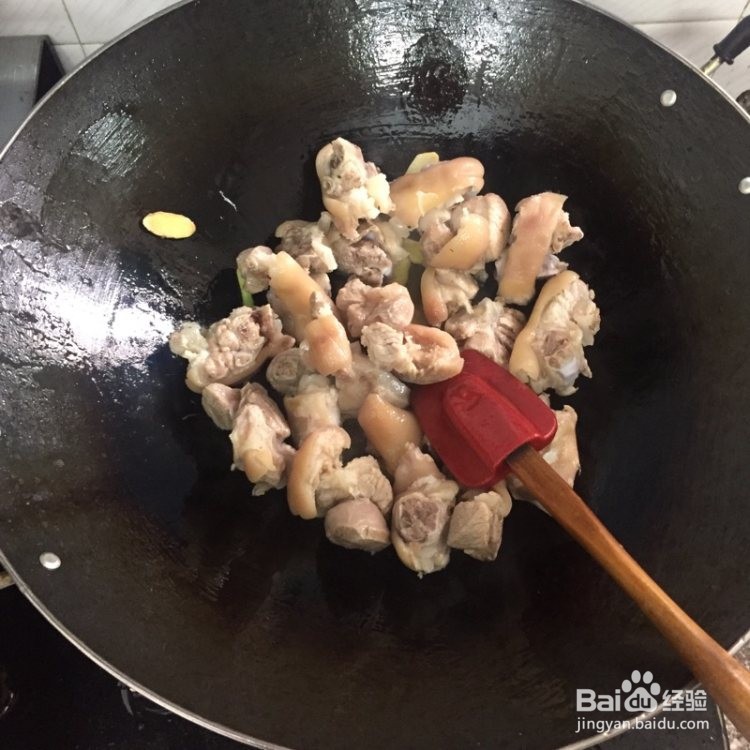 猪脚莲藕花生汤的做法