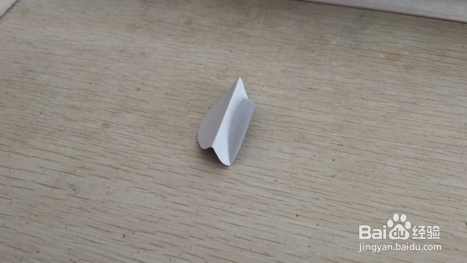 如何用一个圆形纸做中性笔的简易支架