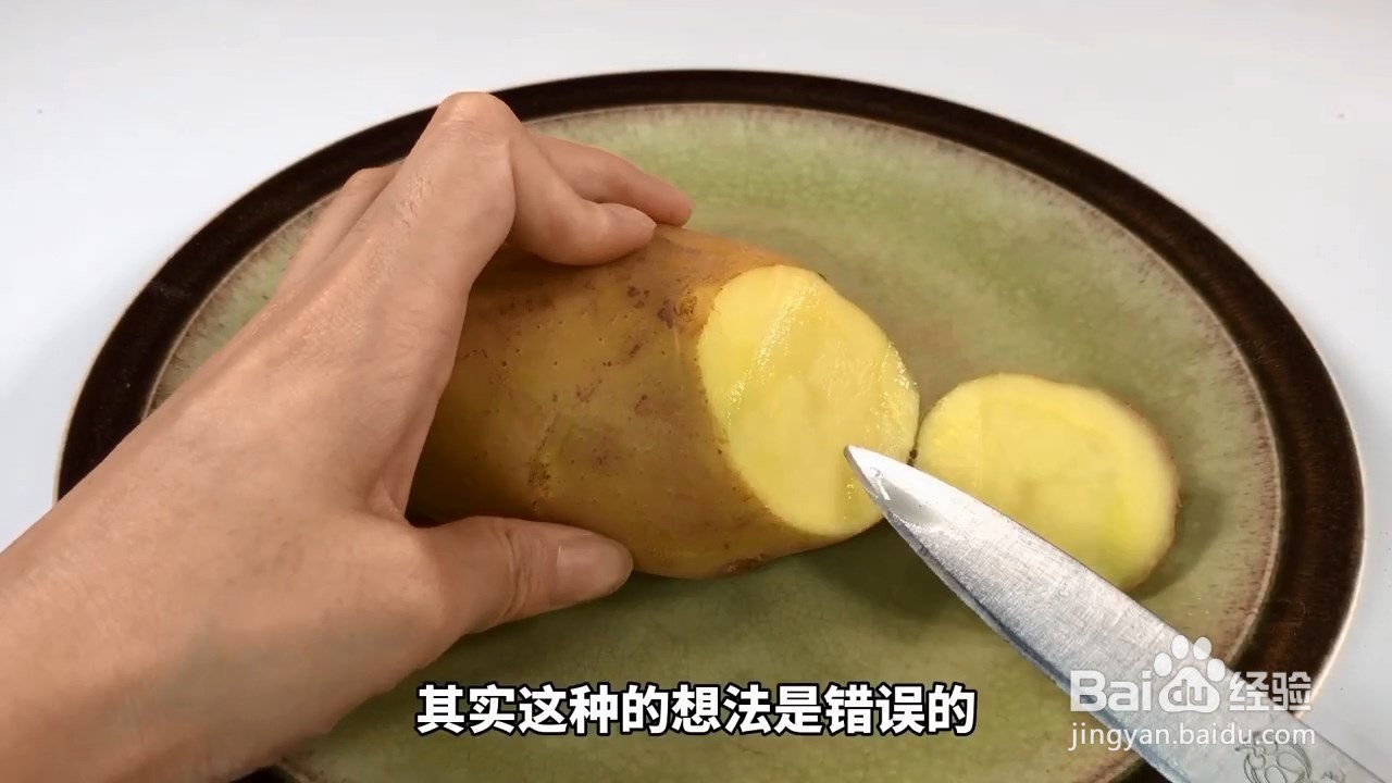 发芽土豆含有有毒的龙葵碱，即使切了也不能吃哦