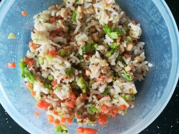 藜麦鸡肉蔬菜饭团