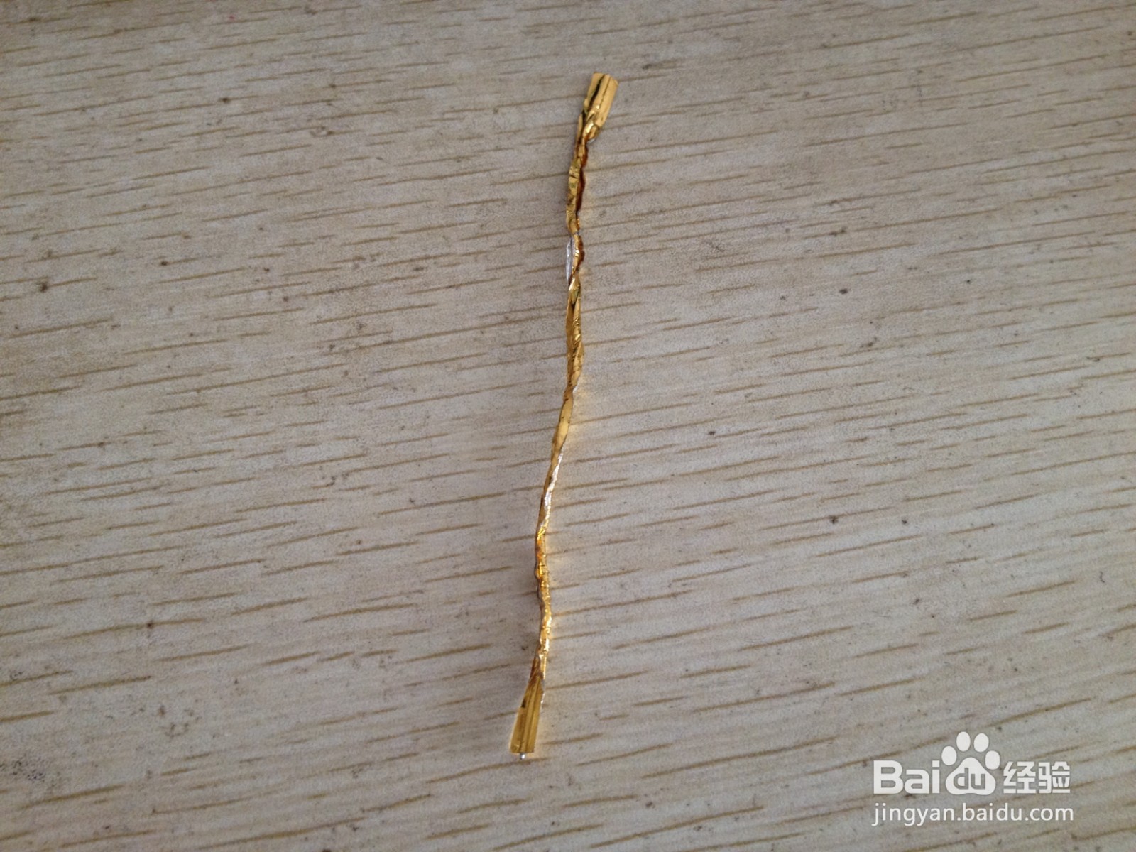 如何用一个面包袋绑绳缠绕成钢笔的简易支架