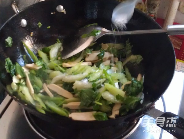 芹菜炒香干的做法