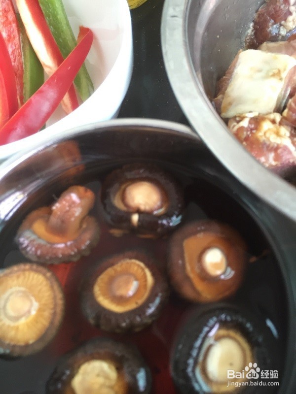 香菇焖排骨怎么做